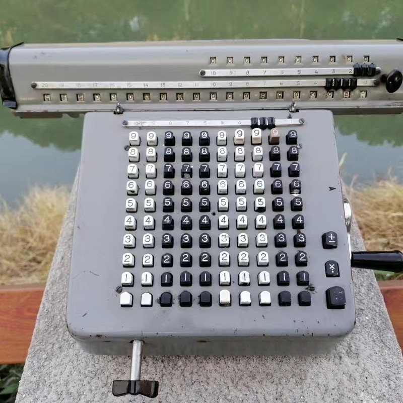 Vintage hand-cranked computer  - Collectible Vintage Tools recension och pris