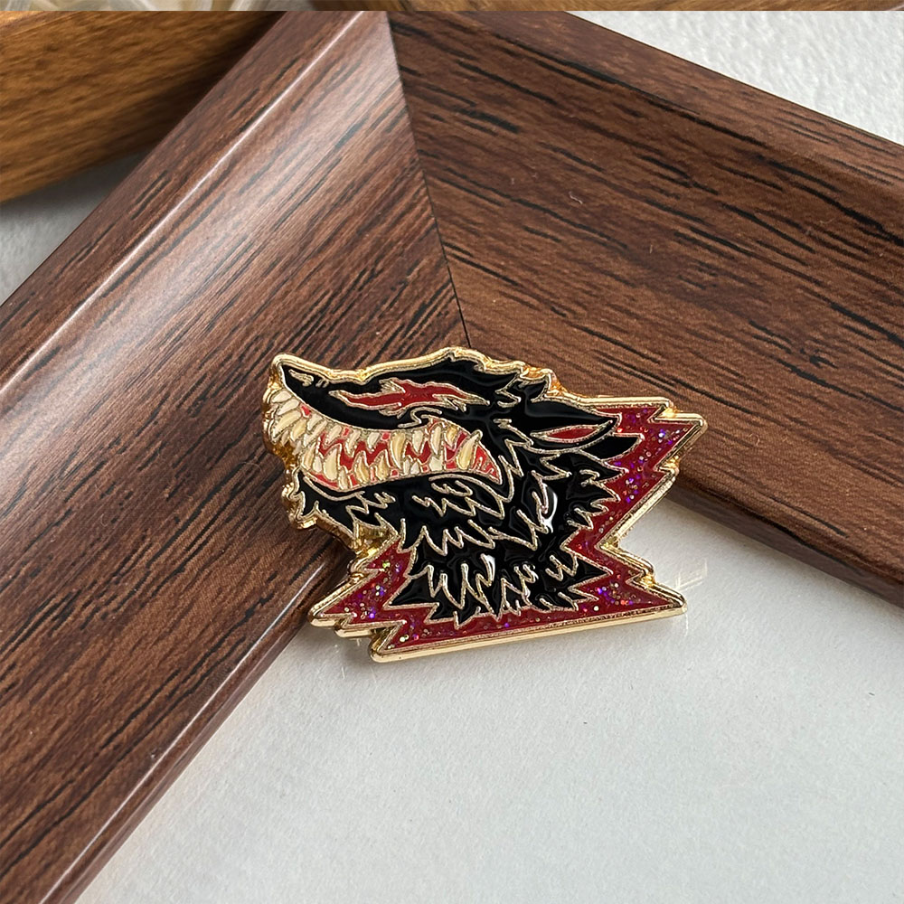 Fanged Wolf Metal Brooch, Dark - Vintage Collectible Clothing recension och pris