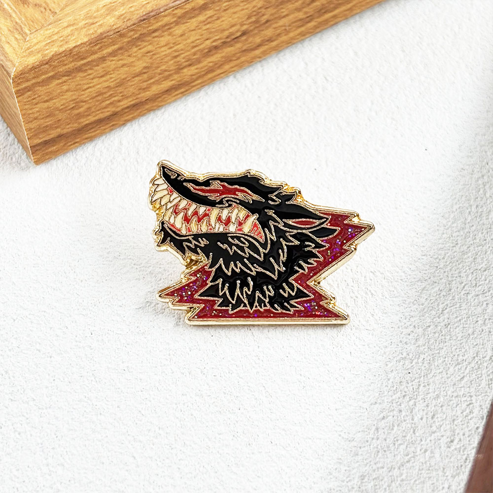 Fanged Wolf Metal Brooch, Dark - Vintage Collectible Clothing recension och pris