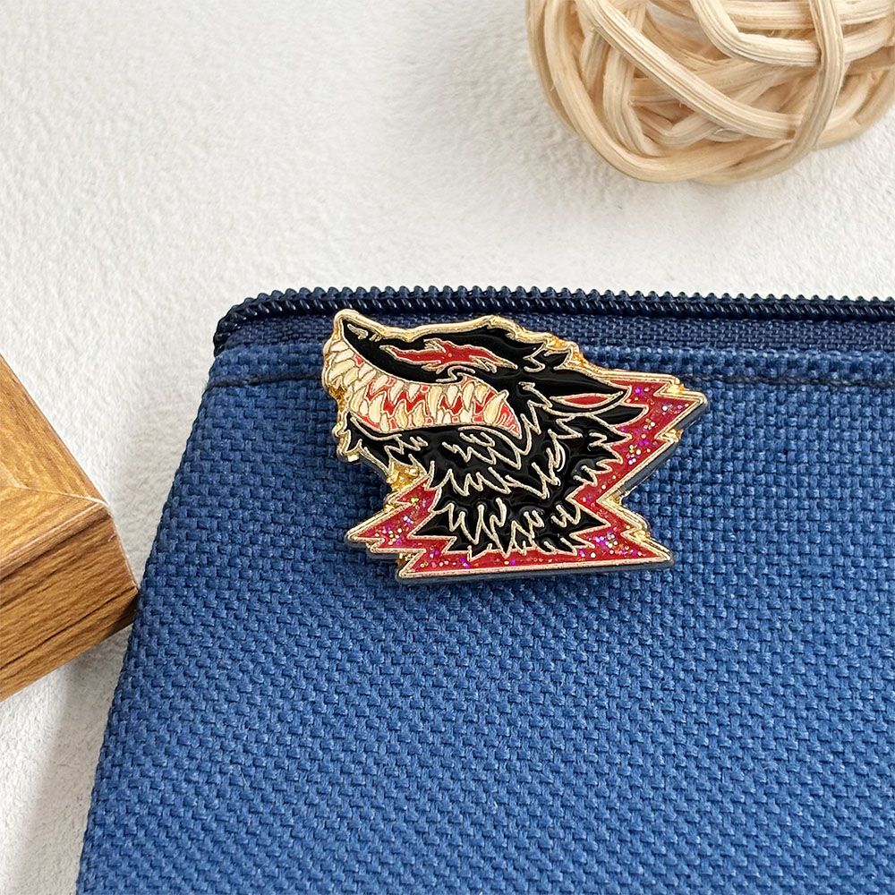 Fanged Wolf Metal Brooch, Dark - Vintage Collectible Clothing recension och pris