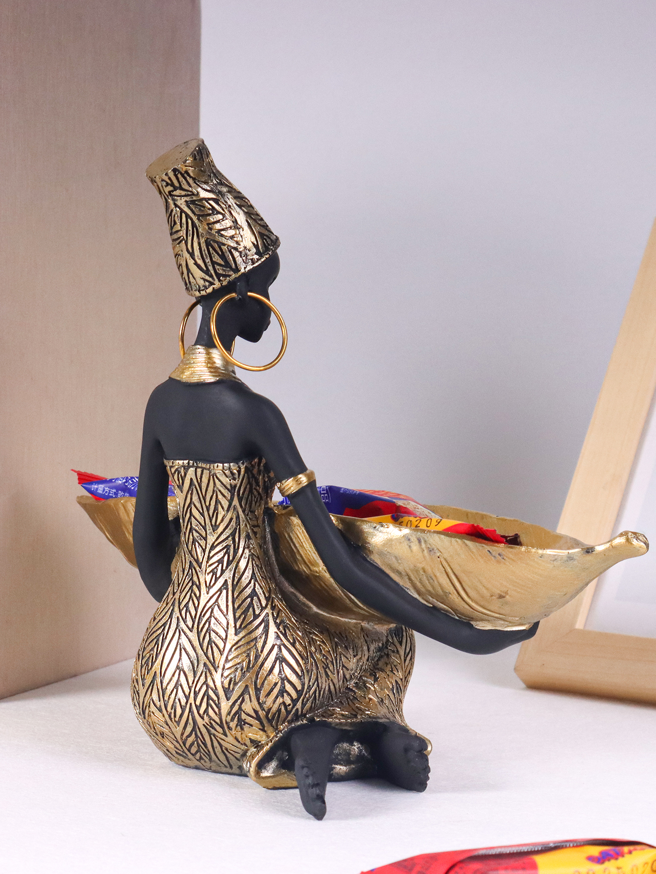 African Girl Holding a Plate S - Vintage Collectible Ornaments recension och pris